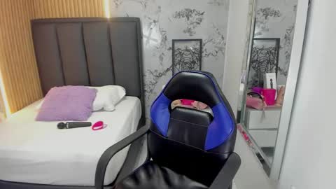 Snapshot of katy_brownn_ chatting on 02-18-26, 12:45 KATY online show from 02-18-26, 12:45