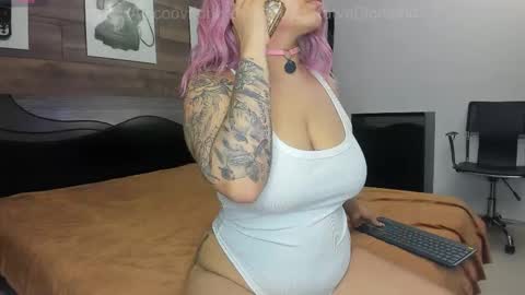 Snapshot of katyablonding chatting on 11-20-25, 01:33 salo online show from 11-20-25, 01:33