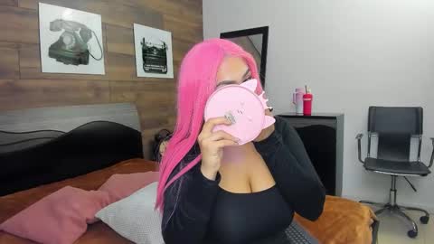 Snapshot of katyablonding chatting on 11-22-25, 01:21 salo online show from 11-22-25, 01:21