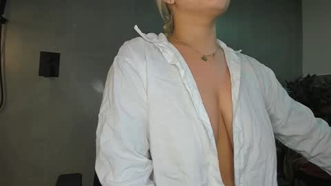 Snapshot of katyablonding chatting on 11-25-25, 02:06 salo online show from 11-25-25, 02:06