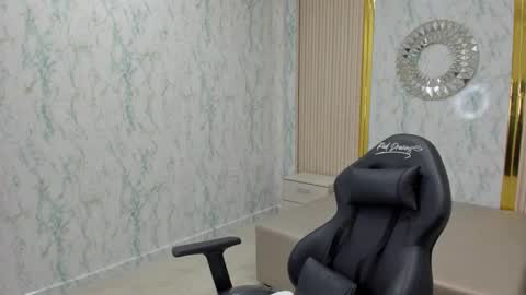 Snapshot of katyblondee chatting on 11-17-25, 03:01 KatyBlondee online show from 11-17-25, 03:01