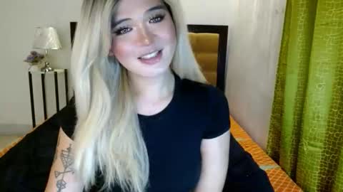 Snapshot of katykiat chatting on 12-17-25, 05:19 katykiat online show from 12-17-25, 05:19