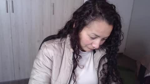 Snapshot of kawit1 chatting on 01-17-25, 01:24 Khawit online show from 01-17-25, 01:24