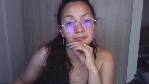 Snapshot of kawit1 chatting on 02-05-25, 03:52 Khawit online show from 02-05-25, 03:52