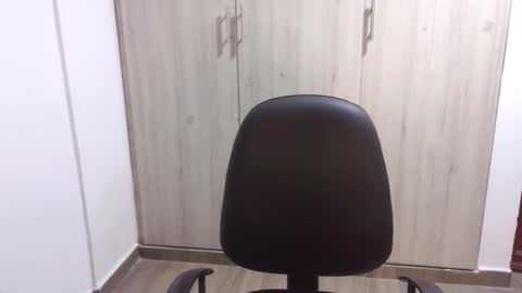 Snapshot of kawit1 chatting on 02-14-25, 08:10 Khawit online show from 02-14-25, 08:10