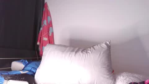 Snapshot of kawit1 chatting on 09-15-25, 12:21 Khawit online show from 09-15-25, 12:21