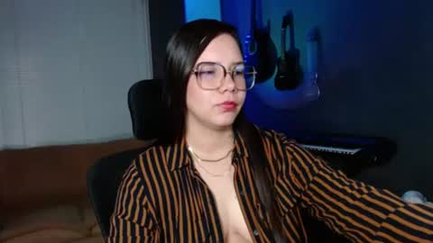 Snapshot of kay_avrill chatting on 06-25-26, 05:50 Kay online show from 06-25-26, 05:50