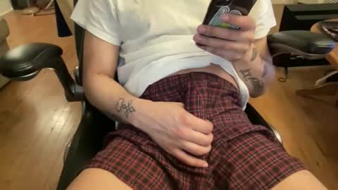 Keesey23 online show from 04-16-26, 02:56