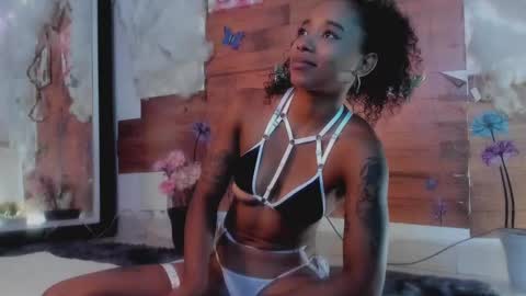 Snapshot of kelly__thomson chatting on 01-20-25, 01:18 kelly__thomson online show from 01-20-25, 01:18