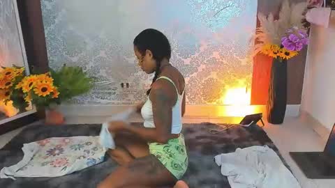 Snapshot of kelly__thomson chatting on 09-21-25, 12:18 kelly__thomson online show from 09-21-25, 12:18