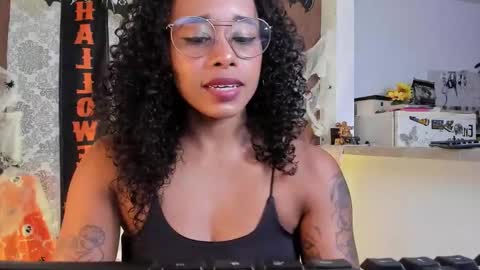 Snapshot of kelly__thomson chatting on 10-30-25, 10:43 kelly__thomson online show from 10-30-25, 10:43