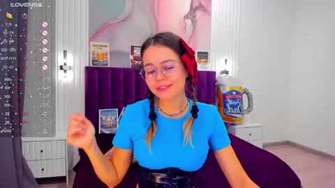 Snapshot of kelly_cuutie chatting on 09-20-25, 12:11 Kelly online show from 09-20-25, 12:11