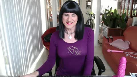 Snapshot of kellyannelynn chatting on 01-25-25, 05:19 kellyanne Lynn but please call me fucktoy online show from 01-25-25, 05:19