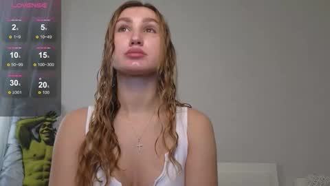 Snapshot of kellykeat chatting on 09-25-25, 10:08 Princess Kelly online show from 09-25-25, 10:08