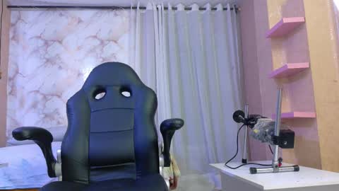 Snapshot of kendall696 chatting on 11-18-25, 01:15 kendall696 online show from 11-18-25, 01:15