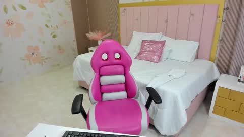 Snapshot of kendall_curves chatting on 12-03-25, 11:30 Kendall no Jenner online show from 12-03-25, 11:30