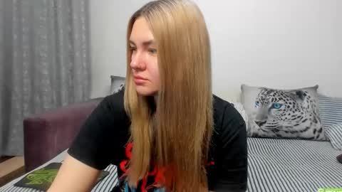 Snapshot of kendra_xx_ chatting on 12-19-25, 01:12 Kendra online show from 12-19-25, 01:12