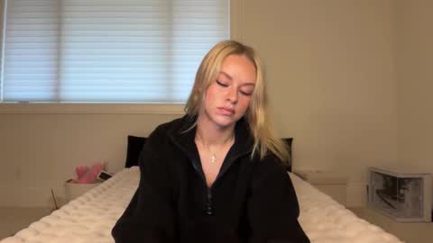 kenziesmithh online show from 12-16-25, 06:02
