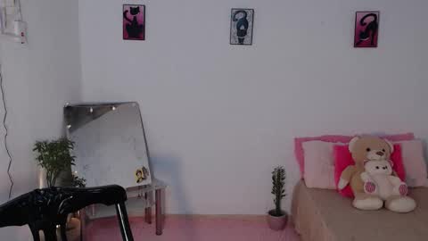 Snapshot of kesha_brooks chatting on 09-25-25, 04:11 Mia  online show from 09-25-25, 04:11