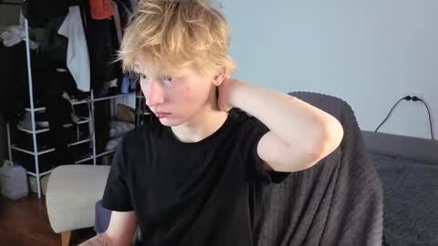 Snapshot of kessy_white chatting on 10-22-25, 11:15 Kessy online show from 10-22-25, 11:15