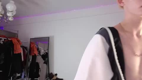 Snapshot of kessy_white chatting on 10-23-25, 11:57 Kessy online show from 10-23-25, 11:57