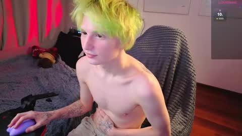 Snapshot of kessy_white chatting on 11-28-25, 06:43 Kessy online show from 11-28-25, 06:43