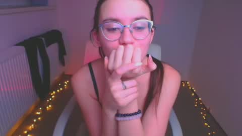 Snapshot of ketrin_pirsss chatting on 01-05-25, 01:35 Ketrin online show from 01-05-25, 01:35