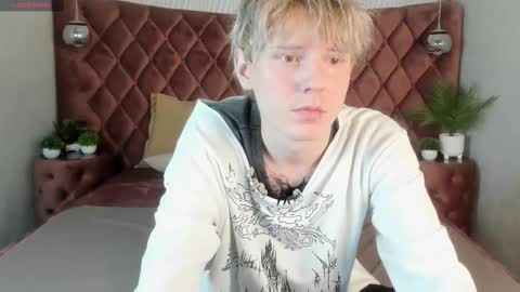 Snapshot of kevinm1lky chatting on 10-16-25, 03:13 Kevin online show from 10-16-25, 03:13