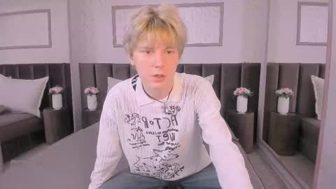 Snapshot of kevinm1lky chatting on 10-21-25, 02:40 Kevin online show from 10-21-25, 02:40