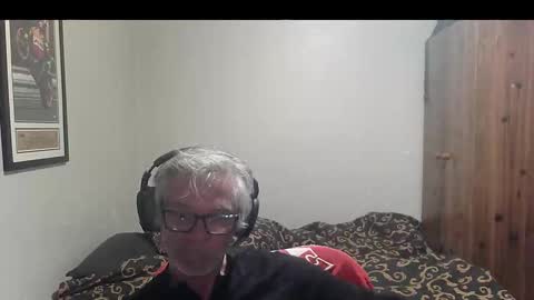 Snapshot of kevwestunder9696 chatting on 10-26-25, 12:44 kevwestunder9696 online show from 10-26-25, 12:44