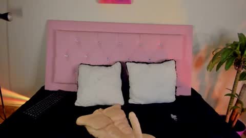 Snapshot of keyla_roberts_ chatting on 02-16-25, 12:43 Adhara. Help me reach 100 likes online show from 02-16-25, 12:43