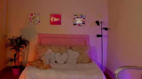 Snapshot of keyla_roberts_ chatting on 03-09-25, 09:35 Adhara. Help me reach 100 likes online show from 03-09-25, 09:35