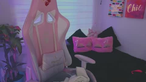 Snapshot of keyla_roberts_ chatting on 09-12-25, 12:27 Adhara. Help me reach 100 likes online show from 09-12-25, 12:27