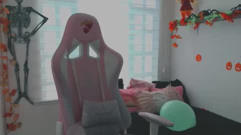 Snapshot of keyla_roberts_ chatting on 10-10-25, 07:24 Adhara. Help me reach 100 likes online show from 10-10-25, 07:24