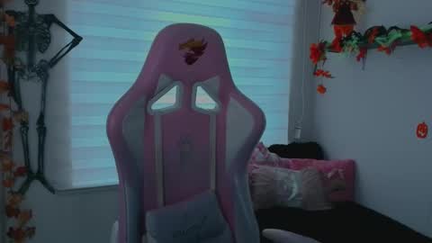 Snapshot of keyla_roberts_ chatting on 10-18-25, 07:14 Adhara. Help me reach 100 likes online show from 10-18-25, 07:14