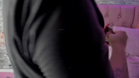 Khelany Isyy  online show from 10-22-25, 01:55