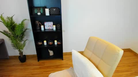 Khloe online show from 03-23-26, 01:37