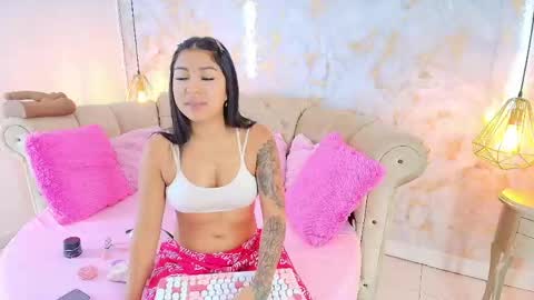 Snapshot of khloeblake chatting on 05-21-26, 05:14 Khloe online show from 05-21-26, 05:14