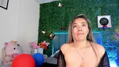 Snapshot of kiaraa88 chatting on 05-23-26, 08:24 Valery online show from 05-23-26, 08:24