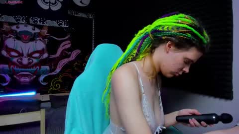 Kiki online show from 10-31-25, 10:05