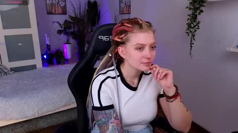 Kiki online show from 11-13-25, 02:16