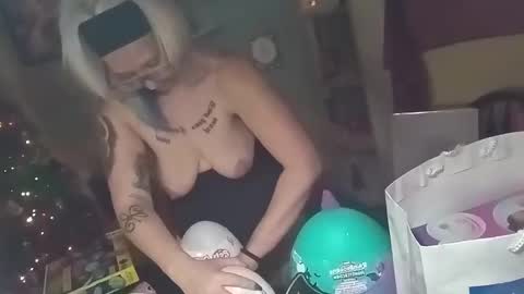 Snapshot of kikilovespartylights chatting on 12-21-24, 12:49 kikilovespartylights online show from 12-21-24, 12:49