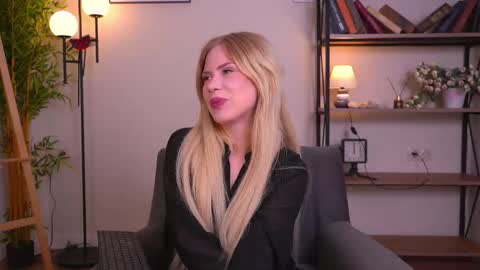 Kiki online show from 10-10-25, 04:22