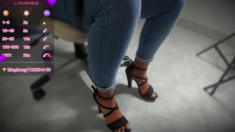 Snapshot of killaa01 chatting on 02-13-25, 01:19 Alejandra online show from 02-13-25, 01:19