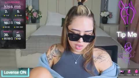 Kim online show from 10-01-25, 01:17