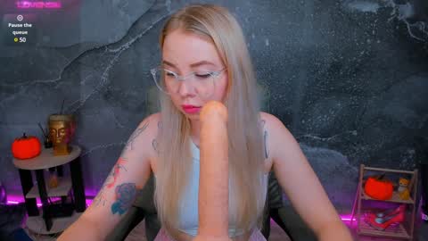 Snapshot of kim_girl_next_door chatting on 12-13-24, 08:20 KIM online show from 12-13-24, 08:20