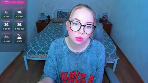 Snapshot of kim_girl_next_door chatting on 11-21-25, 09:30 KIM online show from 11-21-25, 09:30