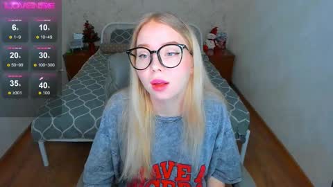 Snapshot of kim_girl_next_door chatting on 12-14-25, 08:41 KIM online show from 12-14-25, 08:41