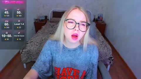 Snapshot of kim_girl_next_door chatting on 01-12-26, 08:08 KIM online show from 01-12-26, 08:08