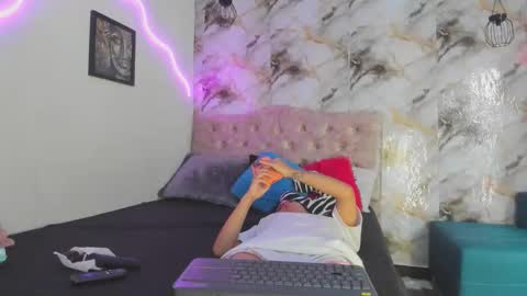 Snapshot of kim_strawberry chatting on 04-11-26, 04:22 kim online show from 04-11-26, 04:22